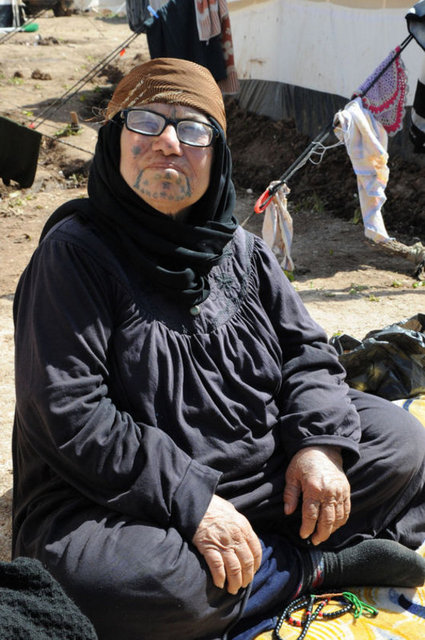 SURİYE: Ülkelerinde olay nedeniyle binbir güçlükle kurdukları yuvalarını, geride bırakarak hayatta kalmak için geldikleri Türkiye sınırı yakınındaki derme çatma çadırlarda yaşam mücadelesi veren ve birçoğu çadırda anne olan Suriyeli kadınlar zorluğu, acıyı, hüznü ve yurt özlemini bir arada yaşıyor.