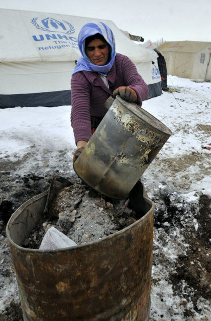 DOĞU'DA KADIN OLMAK: Anadolu'nun Doğu ve Güneydoğu bölgelerindeki kadınlar, günlük işlerini yapmaya devam ediyor.