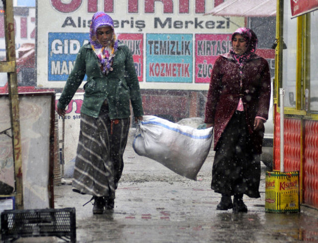 Zor şartlarda yaşayan kadınların birçoğu ailelerine destek sağlıyor.