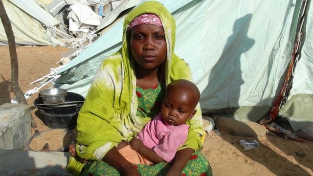 SOMALİ: Somali'de 20 yılı aşkın süredir devam eden iç savaş sebebiyle ülkeyi saran yoksulluk ve açlık, her gün onlarca insanın ölümüne ve yüzlercesinin göç etmesine sebep oluyor. Yoksulluk ve zulümden kaçmak için şehirlere göç eden aileler ise uluslararası yardım kuruluşlarının verdikleri çadırlara sığınıyorlar.