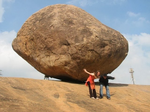 1908 yılında zamanın Madras valisi yakındaki evler için tehlike arz ettiğinden kayanın kontrollü bir şekilde yuvarlanmasını emretmiş.