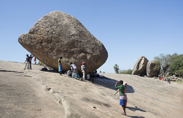 FİZİK KURALLARINA KARŞI GELEN DEV KAYA! - Hindistan'da Krishna's Butter Ball olarak bilinen bu kaya, UNESCO Dünya Mirası listesindeki tarihi şehri Mahabalipuram'ıdaki en ilginç şeylerden biri.