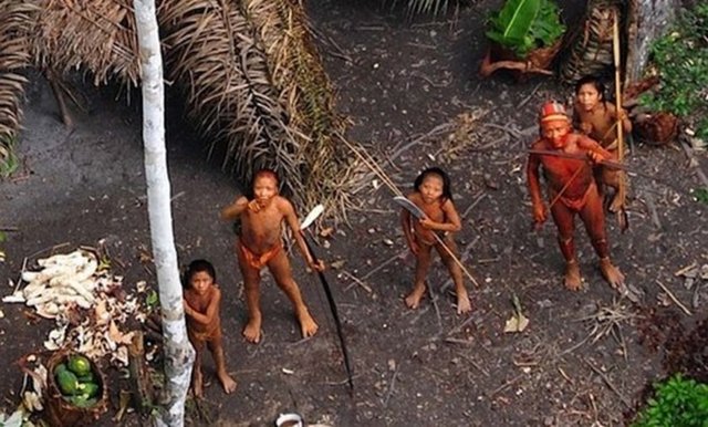 Adanın insanlarına Sentinelliler deniliyor, kendilerine ne dediklerini bilmiyoruz.