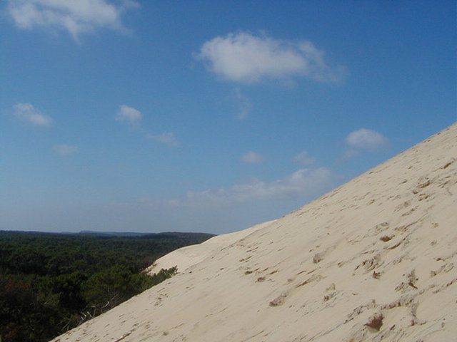 Deniz seviyesinin 117 metre üzerine çıkan kum tepesi, evleri, yolları ve ormanları yuttu.