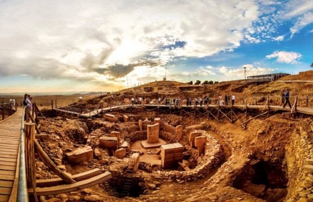 Göbekli Tepe Şanlıurfa'nın 22 kilometre kuzeydoğusunda 1964 yılında yapılan uzun kazılar sonucunda keşfedildi.