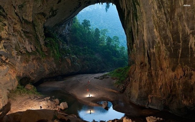 Son Doong Mağarası, Vietnam Esrarengiz bir dev mağaradır ve ilk defa 1991 yılında Vietnam'ın balta girmemiş bir ormanın içerisinde bir yerli tarafından keşfedilmiştir.
