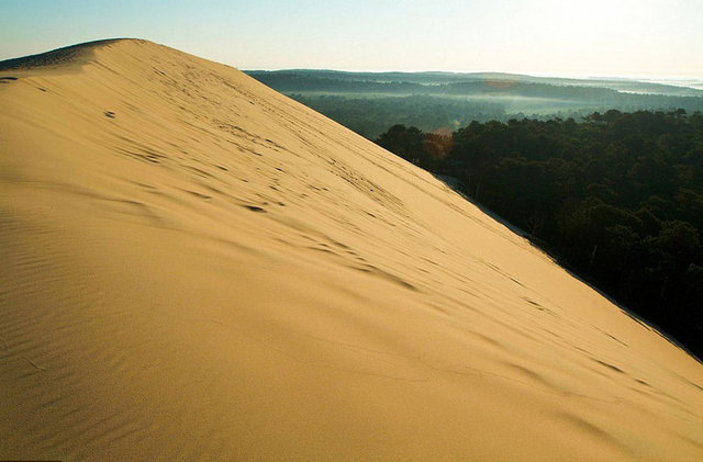 - Binlerce kişinin tahliye edilmesine yol açan kum tepesine Atlantik rüzgarının neden olduğu tahmin ediliyor. -