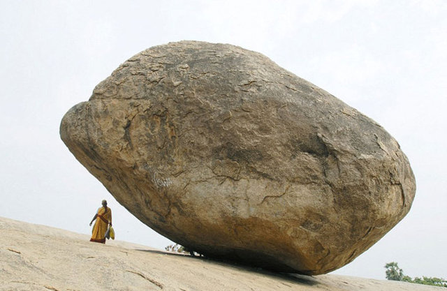 İşte pek çok turisti de buraya çeken o ilginç kaya...
