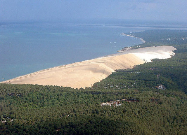 Buna karşın, Pyla Kumulu olarak bilinen bu kumdan tepe, her yıl yüzlerce turist tarafından ziyaret ediliyor.