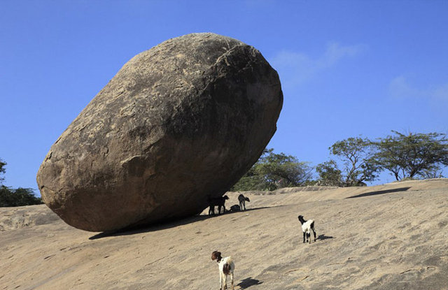 6 metre yüksekliğinde ve 5 metre genişliğinde olan kayanın tahmini ağırlığı 250 ton.