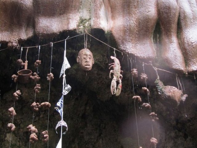 Burada bir devin kafatasını andıran ilginç bir kaynak var.