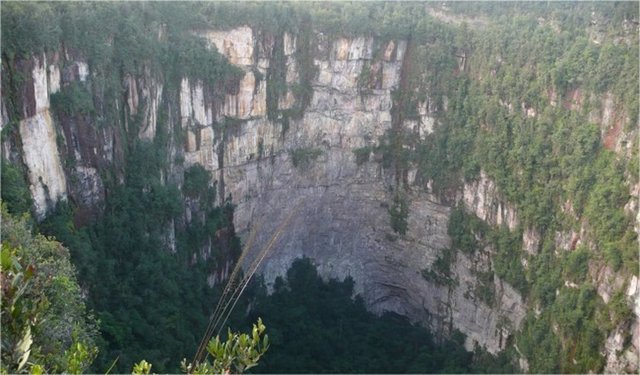 3500 metre yüksekliğindeki bu eşsiz dağda Sima Martel ve Sima Humboldt 2 büyük çukur keşfedilmişir.