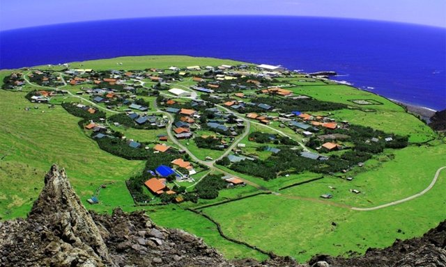 Tristan da Cunha Tristan da Cunha, dünyanın üzerinde yerleşim olan karaya en uzak adasıdır. 1506 yılında Portekizli Amiral Tristao da Cunha tarafından keşfedilmiştir. 