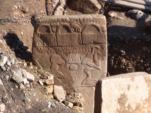 Büyük zahmetlerle inşa edildikten bir süre sonra göbeklitepe yapısı anlaşılamayan bir sebepten dolayı üstü kapatılarak gömülmüştür.