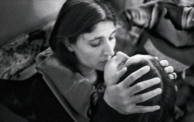 Diyarbakır'da Güneydoğulu İşkadınları Derneği DOGÜNKAD, 8 Mart için eğlence ve duyarlılığı biraraya getirecek. Liluz Hotel'de 8 Mart'ta gerçekleştirilecek yemekte Bağlar Belediyesi'nin kurduğu, ev hanımlarından oluşan koro sahne alacak. Yemeğin geliri şiddete maruz kalan kadınlara aktarılacak. Bunun yanı sıra DOGÜNKAD, Ermeni asıllı kadın fotoğraf sanatçısı Silva Bingaz'ı ve fotoğraflarını da davet ederek bu geceye bambaşka bir anlam katacak.