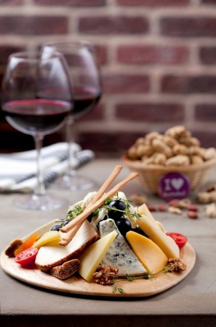 SÜRPRİZ: Hardal, Nişantaşı ve Ataköy Marina şubelerinde, 8 Mart Kadınlar Günü'nde ünlü markaların birbirinden özel hediyelerinden oluşan şık bir paket ile misafirlerini şımartacakmış. Ayrıca tatile ihtiyacı olan kadınlar da unutulmamış ve Otelsondakika ile birlikte 4 şanslı kadına konaklama hediye edilecekmiş.