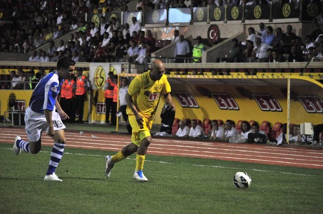 St. Johnstone Kulübü resmi sitesinde yapılan açıklamada, Kulüp Başkanı Steve Brown, Kırmızı-Siyah forma ile poz verirken şu açıklamaya yer verildi: