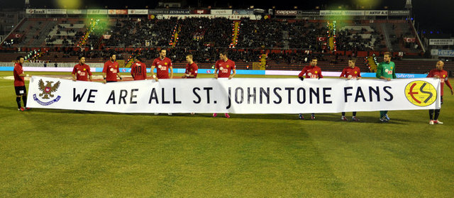 Eskişehirspor da bir lig maçına "HEPİMİZ ST. JOHNSTONE TARAFTARIYIZ" yazılı bir pankartla çıkarak bu jeste cevap vermişti.