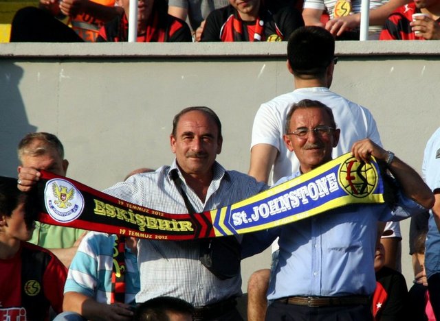 Eskişehirspor'un atağı sırasında St. Johnstone'lu bir futbolcunun yerde kalması üzerine atağı kesen Dede topu dışarı atmıştı.