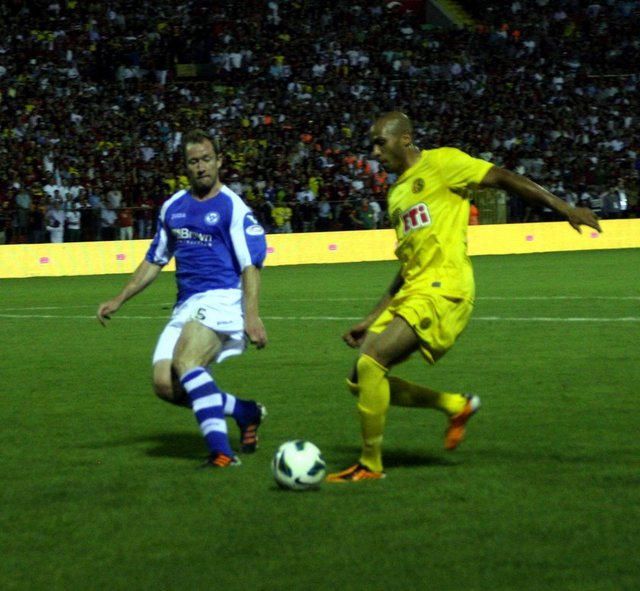 Tüm bunların akabinde kulübe başvuran Kevin Heller isimli bir taraftar, önümüzdeki sezon deplasman formasının kırmızı-siyah çubuklu olmasına destek vereceklerini söylemiş ve çalışmalar başlatılmıştı.
