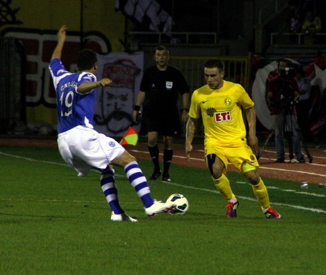 Sezon başında UEFA Avrupa Ligi ön eleme turunda İskoçya'nın St. Johnstone takımıyla eşleşen Eskişehirspor, rakibini oldukça iyi ağırlamış ve iki ekip arasında dostluk köprüsü kurulmuştu.