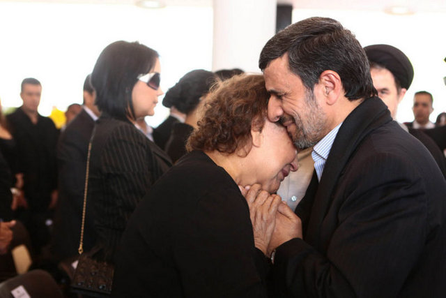İran Cumhurbaşkanı Mahmud Ahmedinejad'ın, Chavez'in cenaze törenindeki davranışları İran'da krize neden oldu. Ahmedinejad'ın, cenaze töreni sırasında Chavez'in 78 yaşındaki annesi Elena Frias'a sarılması muhafazakar çevrelerde tepkiyle karşılanırken, İran'lı lider günah işlemekle suçlandı...