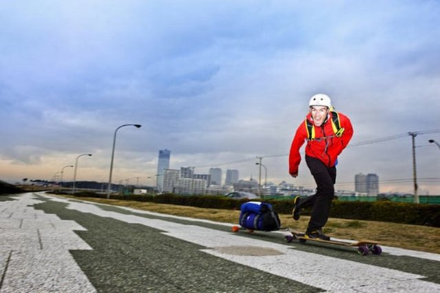 En uzun kaykay yolculuğu. Yeni Zelandalı Rob Thomson'ın elinde tuttuğu bu rekor tam 12 bin 159 kilometre. Thomson, 24 Temmuz 2007'de İsviçre'nin Leysin şehrinden başladığı yolculuğunu 28 Eylül 2008'de Çin'in Şanghay şehrinde bitirdi  -
