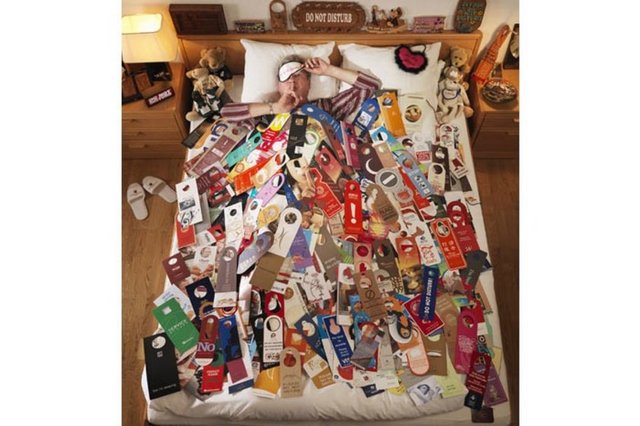 Otellerde oda kapılarına asılan "Rahatsız etmeyin" yazılarının en büyük koleksiyonu İsviçreli Jan-François Vernetti'ye ait. Vernetti, 1985 yılından bu yana ziyaret ettiği 189 otelden toplam 11 bin 111 "Rahatsız etmeyin" yazısı topladı  -