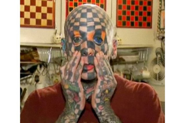 Vücudunun yüzde 98'i dövmelerle kaplıydı ama o yetinmedi,göz aklarına da mürekkep enjekte etti.Amerika'nın Oregon eyaletinde yaşayan Matt Gone, 'İnsan dama tahtası' olarak biliniyor. Göz aklarına mürekkep enjekte eden Gone'un şimdi bir gözü tamamen mavi, diğeriyse yeşil. Dövmeyi evde kendisinin yaptığını anlatan Gone, "Aslında tehlikeli bir iş yapmadım. Dövme konusunda çok bilgiliyim. Risk aldım ama değerdi" diyor.