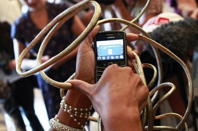 ABD'nin Las Vegas kentinde yaşayan Chris Walton, 18 yıldır kesmediği tırnaklarıyla Guinness Rekorlar Kitabı'nın 2012 baskısında yerini aldı. Daily News'de yer alana habere göre, tırnaklarının toplam uzunluğu yaklaşık 6 metre olan Walton, uzun tırnaklarını besleyici herhangi bir diet uygulamadığını, işin sırrının ''şeker ve sabır'' olduğunu söyledi.