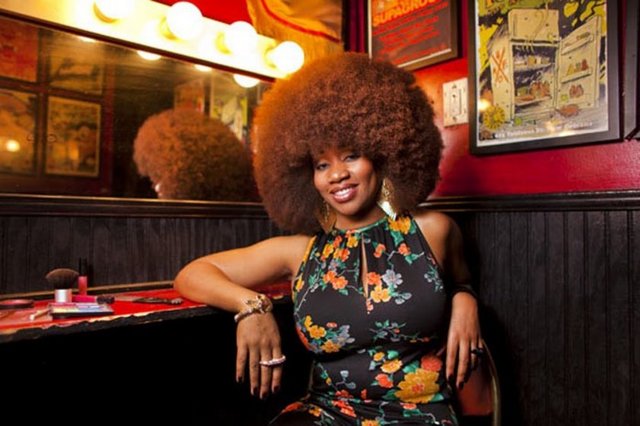 Dünyanın En Büyük Afro Saçı. ABD'li Aevin Dugas, dünyanın en büyük afro saçı rekorunu gururla taşıyor. Dugas'ın saçlarının çevresinin toplam uzunluğu 1.32 metre. Genç kadın her banyoda saçını açabilmek için 5 şişe saç kremi kullanıyor -