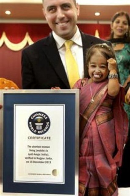 Hindistan'da yaşayan 18 yaşındaki Jyoti Amge, "dünyanın en kısa boylu kadını" ünvanını 62.8 santimetrelik boyuyla alarak Guinness Rekorlar Kitabı'na girdi. Hindistan'ın Nagpur şehrinde düzenlenen törende, Amge'nin boyu Guinness Rekorlar Kitabı Hakem'i Rob Molloy ve Wockhardt Hastanesi'nden Dr. Manoj Pahukar tarafından ölçüldü. Genç kadın 69.5 santimetreyle ABD'li Bridgitte Jordan'a ait rekorun kendisine geçmesinin ardından gözyaşlarını tutamadı.