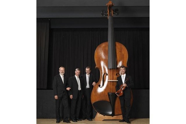 Almanya'nın Markneukirchen şehrinde yapılan 4.28 metre uzunluğundaki, 1.45 metre genişliğindeki ve 100 metre ağırlığındaki bu kemanı kaç kişi birlikte çalabilir orası bilinmez