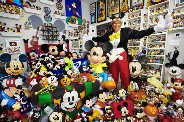 1960'tan itibaren Mickey Mouse eşyaları toplayan ABDli Janet Esteves, 2,760 değişik Mickey Mouse parçasının sahibi.  -