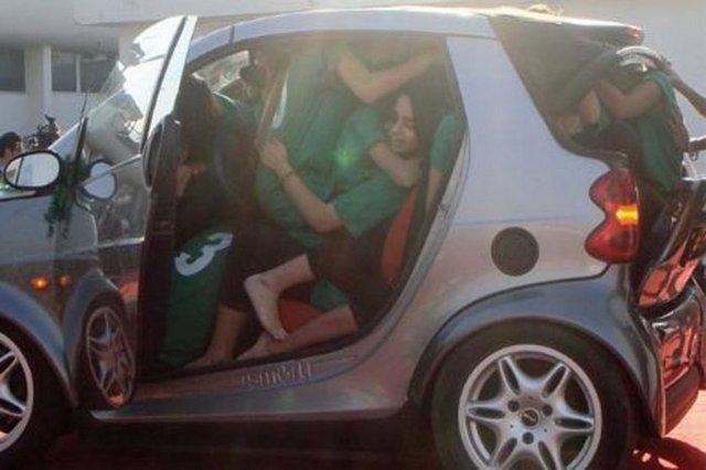 Pakistan'ın güneyindeki Karaçi kentinde bir küçük otomobile 19 kişi binerek, bu alanda 18 kişi olan rekoru kırdı. Grup böylece Guinness Rekorlar Kitabı'na girmeye hak kazandı. Jüri başkanı Nisar Ahmed Khoro, rekortmen öğrencileri tebrik ederek, başarılarını tescil ettiklerini ve bu derecenin Guinness Rekorlar Kitabı'na alınacağını söyledi.  -