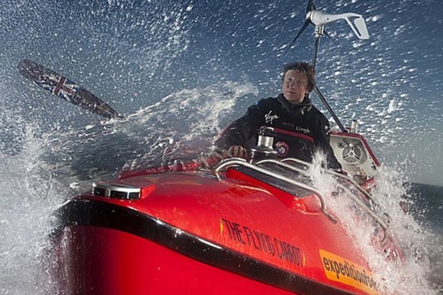 Bir okyanusu tek başına kürek çekerek geçen en genç insan 3 Aralık 1981 doğumlu İngiliz Oliver Hicks. Hicks'in Atlas Okyanusu'nun batısından doğusuna yaptığı bu yolcuşuk 123 gün 22 saat 8 dakika sürdü