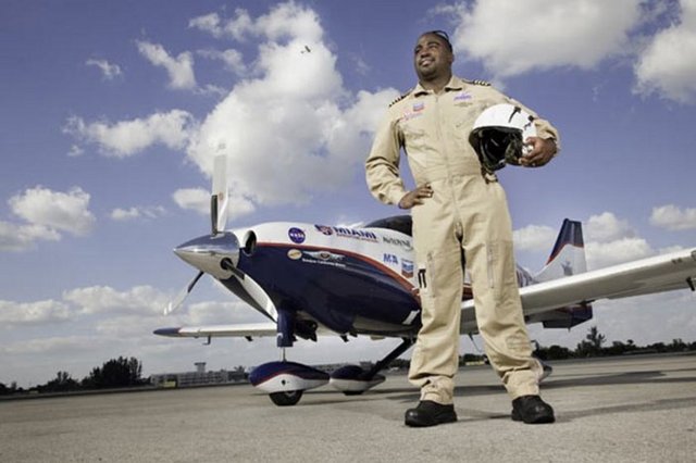 Jamaika asıllı ABD'li Barrington Irving Florida Memorial Üniversitesi'nde bir havacılık öğrencisi. 1983 doğumlu Irving'in 97 günlük uçusu aynı zamanda siyahi bir pilotun yaptığı ilk tek başına dünya turu oldu.