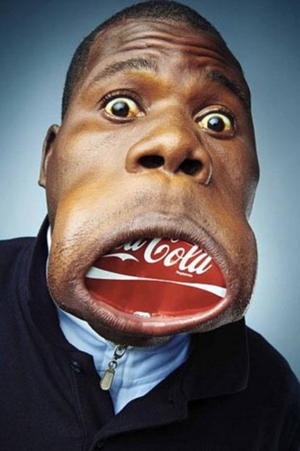 Angolalı Francisco Domingo Joaquim dünyada "ağzını en geniş açabilen adam" olarak Guinness Dünya Rekorları Kitabı'na girmeyi başardı. Ağzını 17 cm genişliğinde açabilen Joaquim, rekor sırasındaki halini izleyenlere başrolünde Jim Carrey'nin oynadığı "Maske" filmini hatırlattı.  -