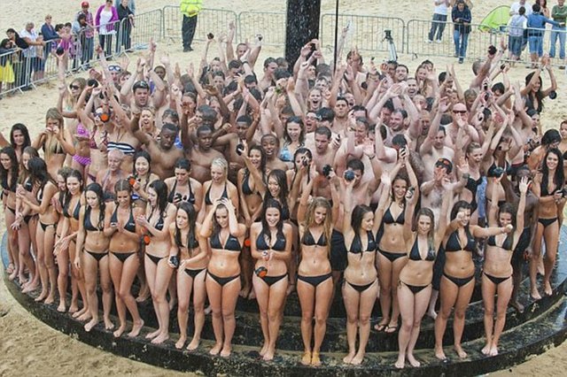 ABD'nin Bournemouth kentinde plajda bir araya gelen 152 bikinili kadın ve erkek tek bir duş altında birlikte duş alma rekoru kırdı. The Sun gazetesinin haberine göre, çoğu bikinili güzellerden oluşan 152 kişilik grup, altı metre çapındaki bir duşun altına sığıp birlikte duş almayı başararak Guinness Rekorlar Kitabı'na girdi.İki yıl önce 145 kişinin rekorda böylece egale edilmiş oldu. -