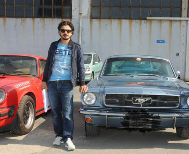 Umut Kurt: Tam bir klasik otomobil tutkunu. 73 model Mustang'i, bir Vosvos'u ve 77 model bir Chevrolet Camarro'su var. Camarro'sunun adı da Hulusi...
