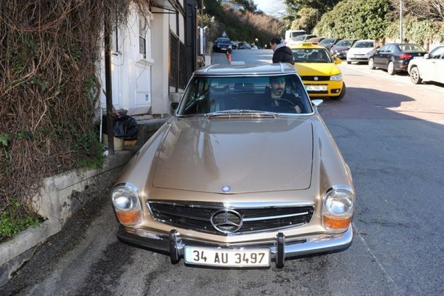 Klasik otomobil tutkunu tek ünlü isim Cem Yılmaz değil.