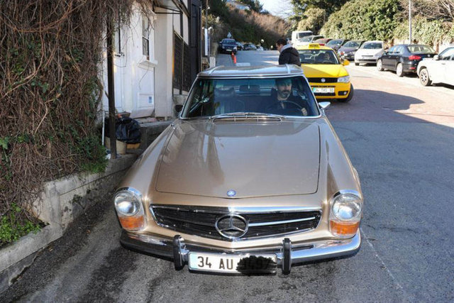 Cem Yılmaz'la birlikte klasik otomobiller moda oldu.