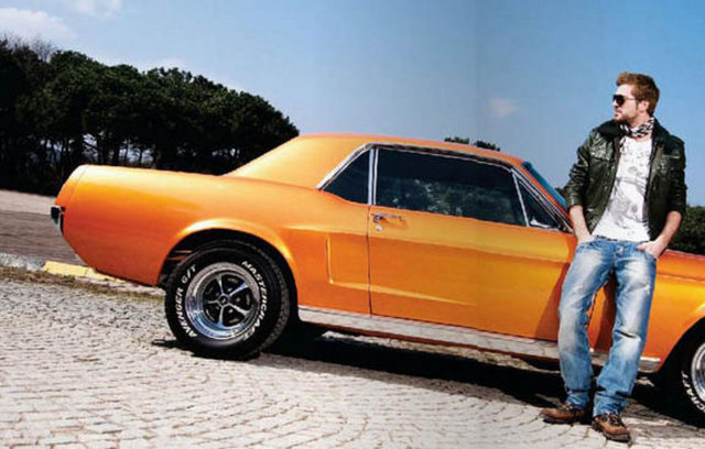 Engin Altan Düzyatan: Yakışıklı oyuncunun 1968 model Ford Mustang'i var.