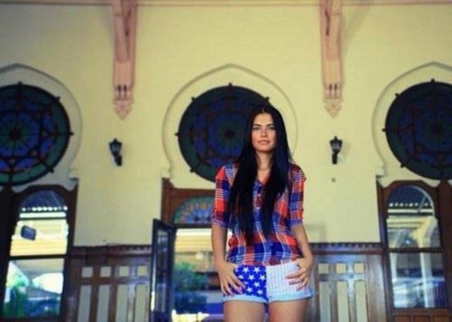 Adriana Lima'ya benzerliğiyle dikkat çeken Fatma Gül Fakı Survivor'un kadrosuna dahil olmuştu...