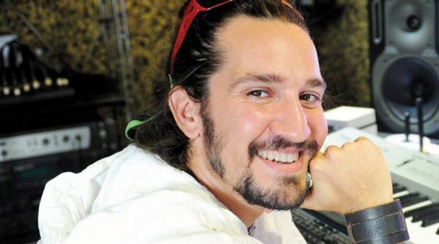 Bir diğer isim Barış Manço'nun müzisyen oğlu Doğukan Manço...