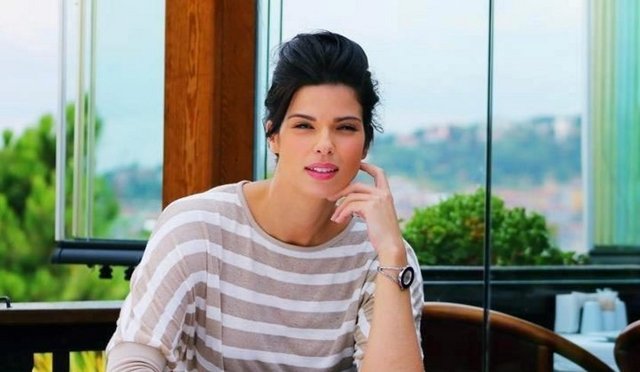 Survivor'a gidecek ünlüler arasında olan Oyuncu Larissa Gacemer yarışmaya katılan bir başka isim...