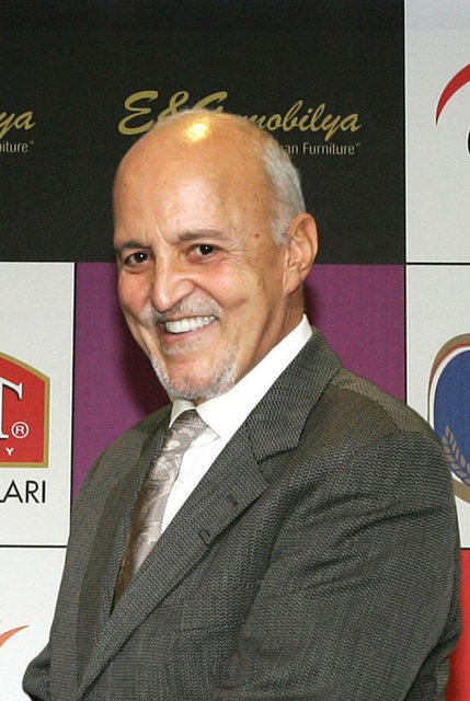 Mehmet Ali Birand: Gazeteci ve Kanal D Haber Grup Başkanı Mehmet Ali Birand, bir süre kanser tedavisi görmüştü. Safra kesesindeki stentlerin değişmesi için girdiği ameliyatın ardından 17 Ocak günü 71 yaşında hayatını kaybetti.