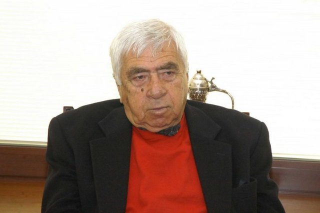 Tekin Akmansoy: 1974 yılında yayınlanmaya başlayan bir dönemin en ünlü dizilerinden Kaynanalar' da Nöri Kantar karakteri ile tanıtan sanatçı Tekin Akmansoy 12 Şubat günü 89 yaşında aramızdan ayrıldı.