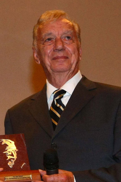 Metin Serezli: Tiyatro ve sinema dünyasının ünlü ismi Metin Serezli, bu sabah evinde akciğer kanseri nedeniyle hayata gözlerini kapadı. Aynı zamanda seslendirme sanatçısı da olan Metin Serezli 79 yaşındaydı.