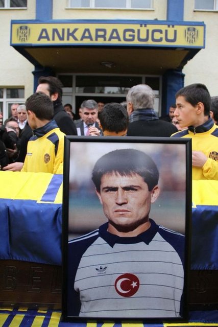 Arif Peçenek: Kaleci ve teknik direktörlük olarak tanınan Arif Peçenek, 29 Ocak'ta 54 yaşında vefat etti.Arif Peçenek'in ölüm nedeni kalp krizi olarak belirlendi. -